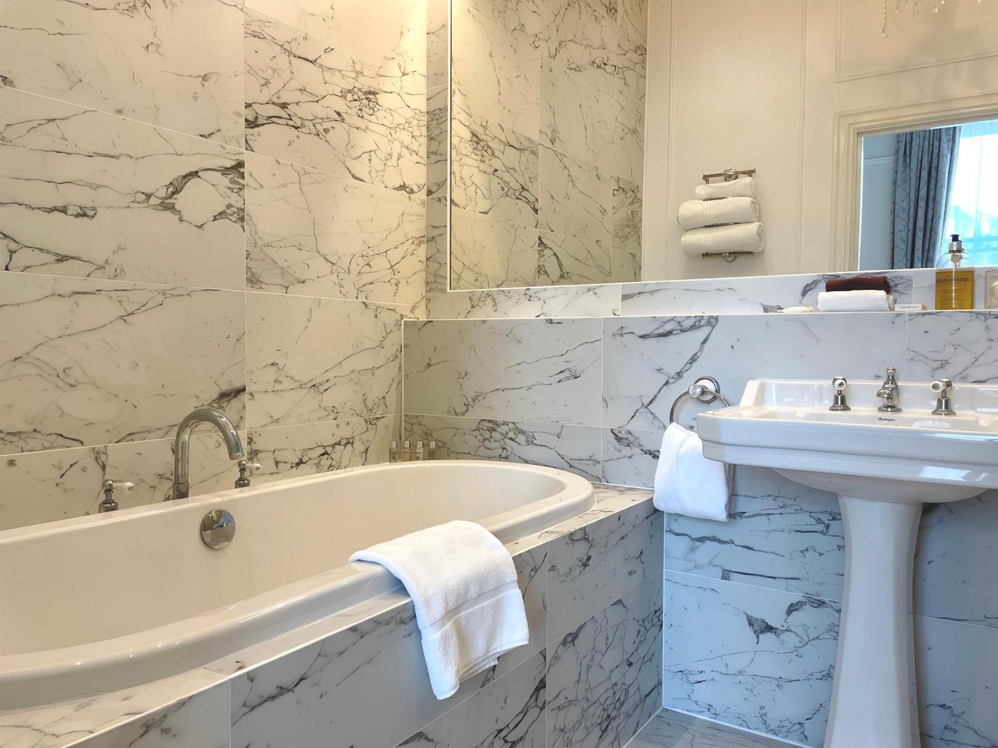 Bathen House Boutique Hotel Værelse billede Bathroom in the hotel