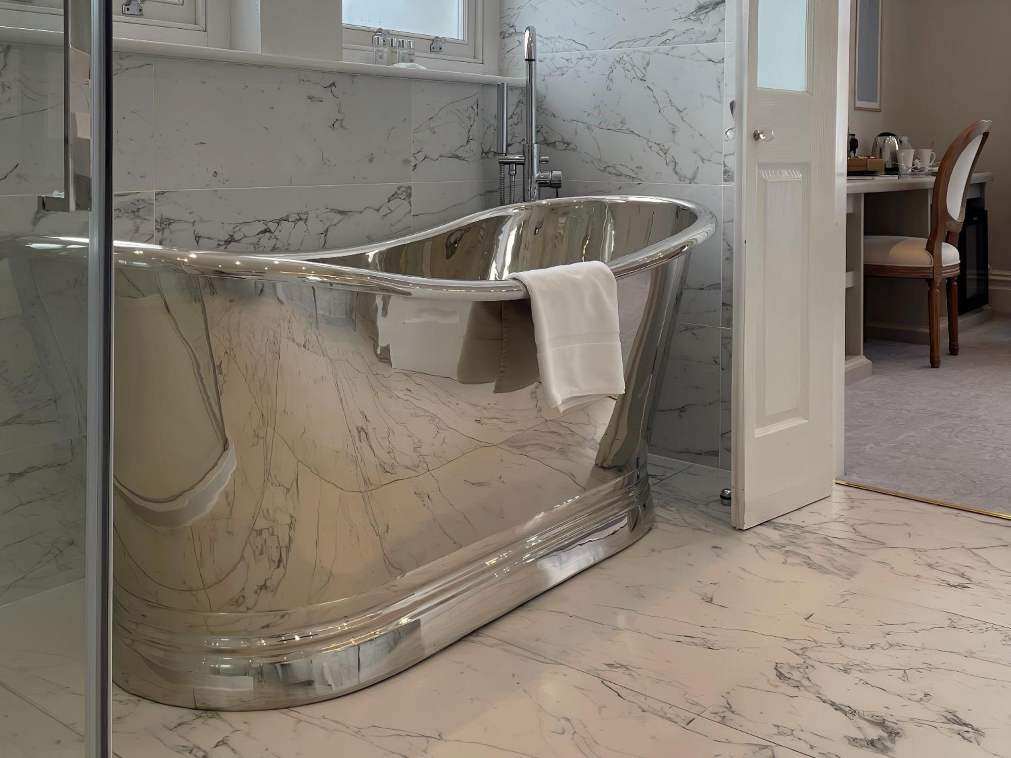 Bathen House Boutique Hotel Værelse billede A freestanding bathtub