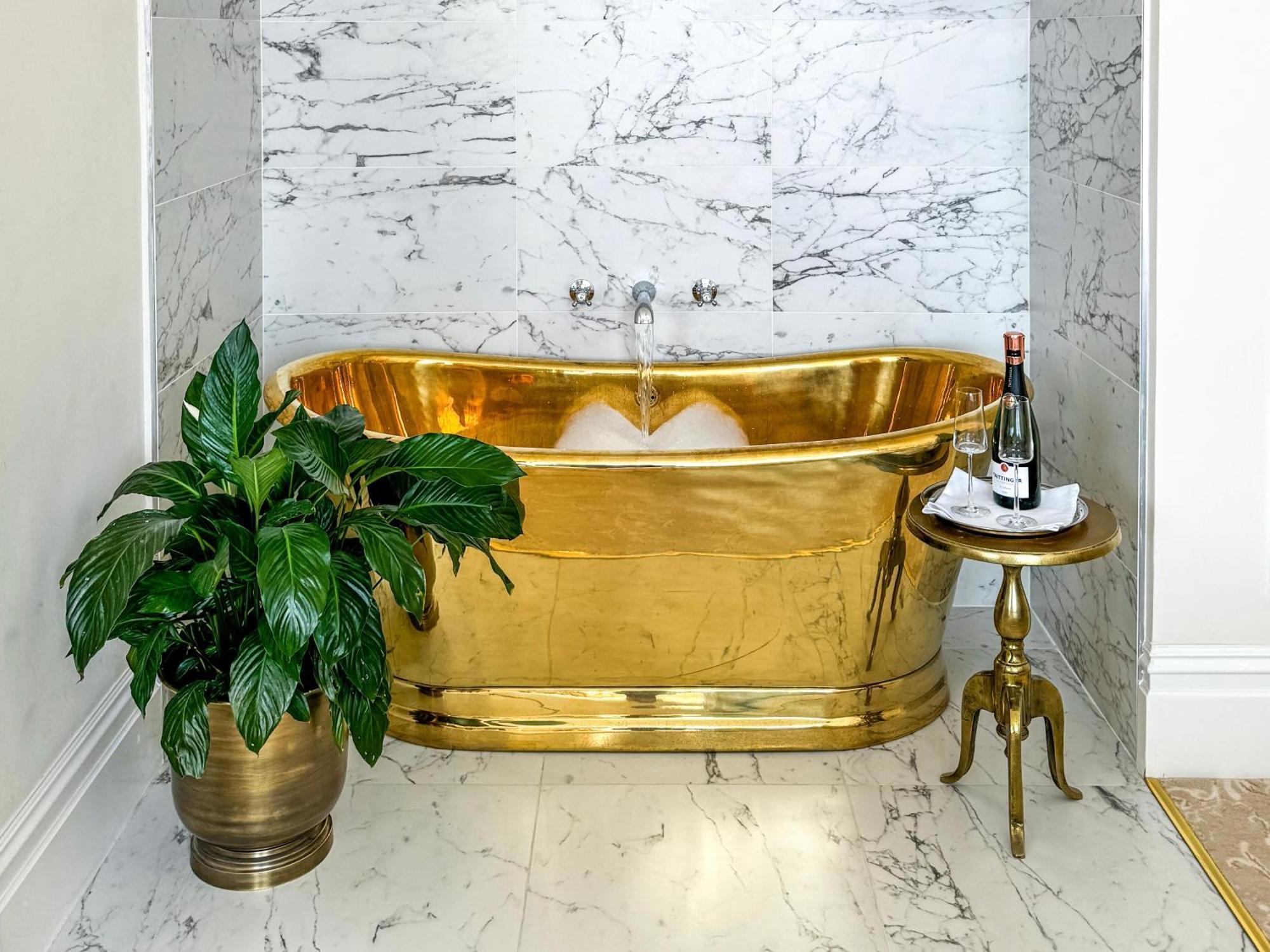 Bathen House Boutique Hotel Værelse billede A freestanding copper bathtub